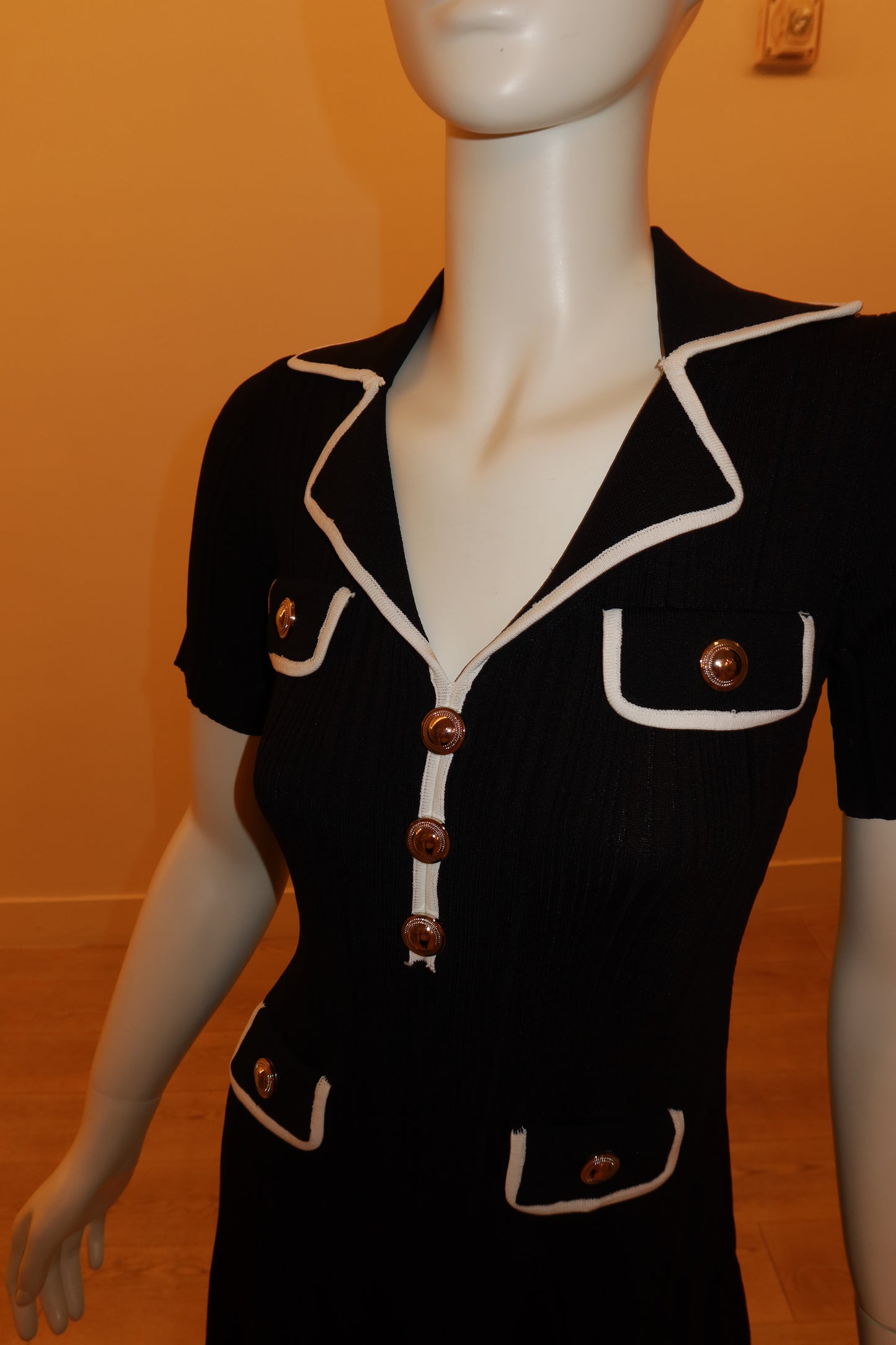 Collared V-neck detail with contrast piping — Palms of T